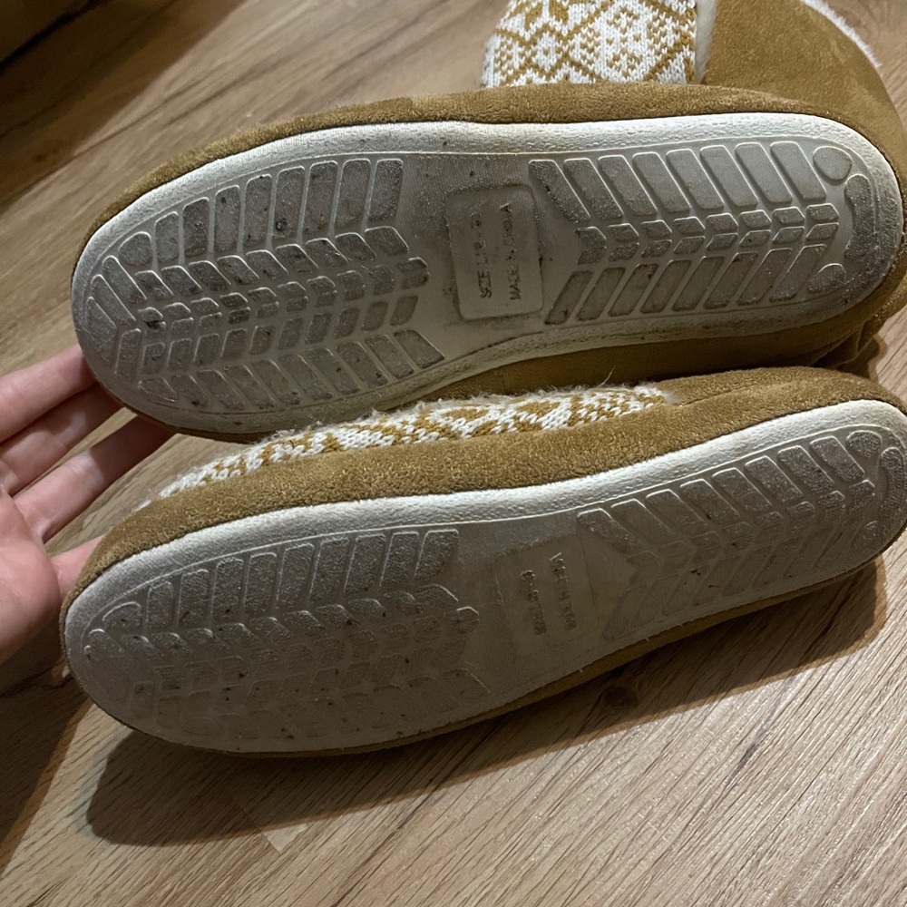 Slippers - Picture 2 of 3
